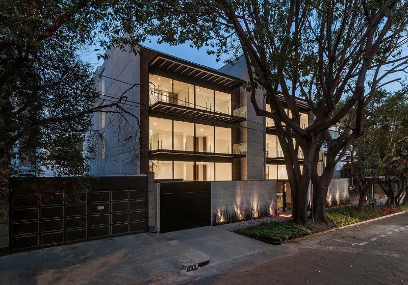 Fachada moderna de Casa Hesel en Ambato, diseñada por Metro2 Arquitectos con materiales nobles y grandes ventanales
