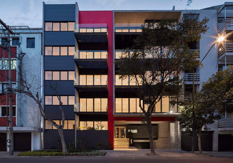 Fachada contemporánea del Edificio RED 230 con apartamentos y oficinas en Ambato, diseño de Metro2 Arquitectos